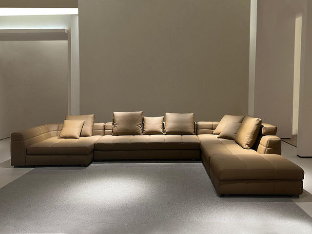 德卡图 现代简约 松木+多层板板+接触面头层牛皮+高回弹海绵+靠包羽绒填充+五金脚 3+3+转+踏      沙发